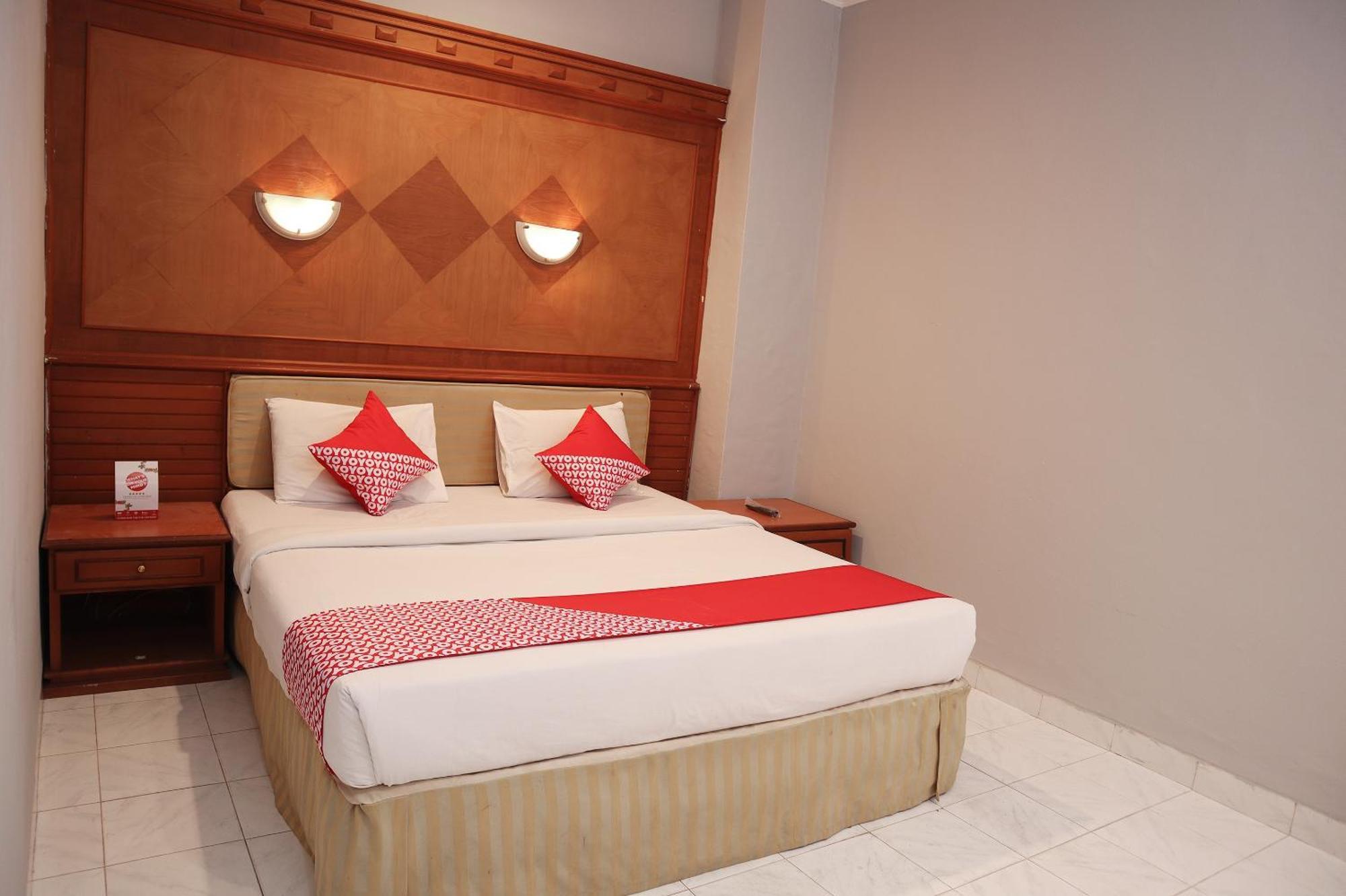 Oyo 742 Mona Plaza Hotel Pekanbaru Exterior foto