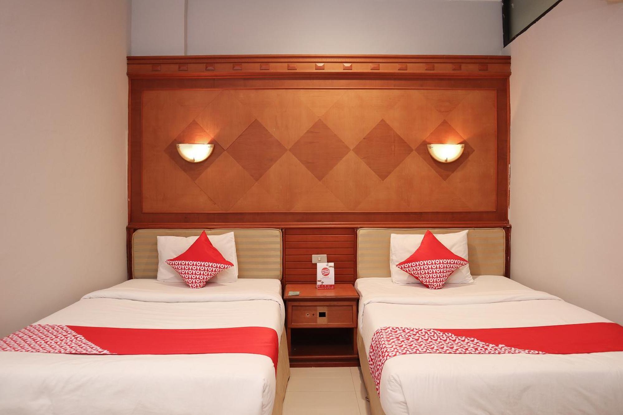 Oyo 742 Mona Plaza Hotel Pekanbaru Exterior foto