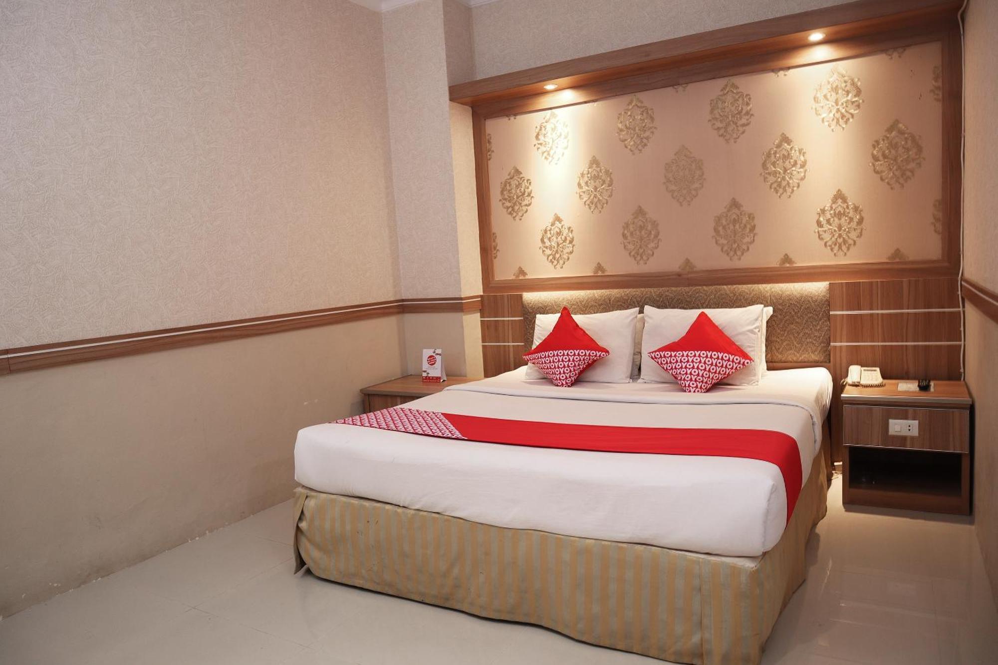 Oyo 742 Mona Plaza Hotel Pekanbaru Exterior foto