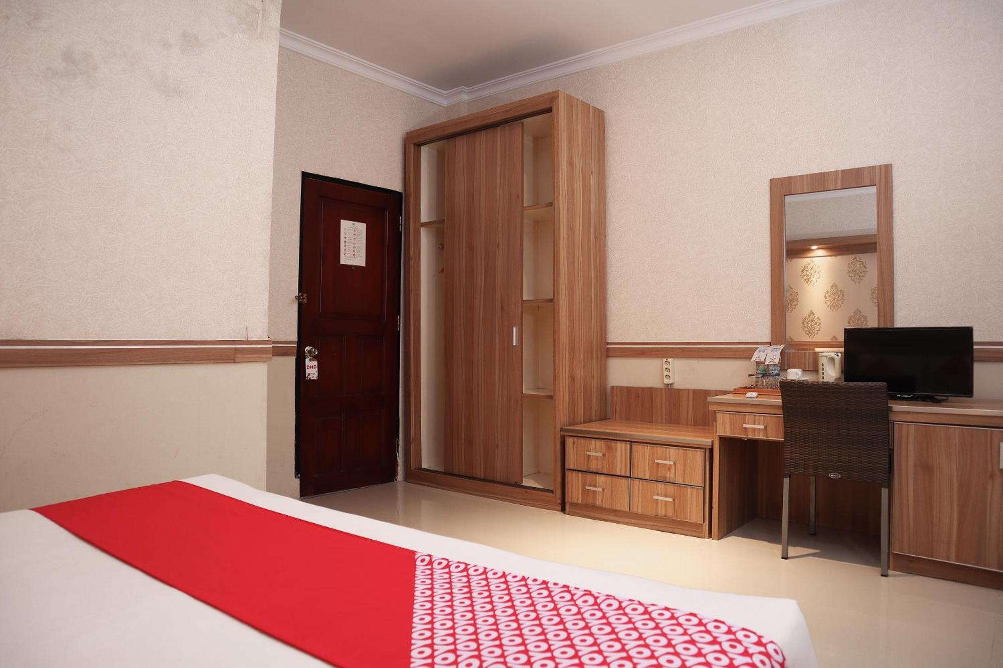 Oyo 742 Mona Plaza Hotel Pekanbaru Exterior foto