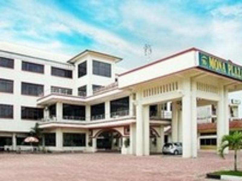 Oyo 742 Mona Plaza Hotel Pekanbaru Exterior foto