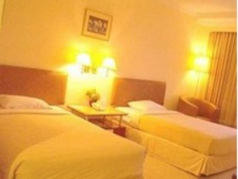 Oyo 742 Mona Plaza Hotel Pekanbaru Exterior foto